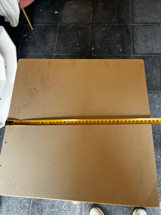 Varios cajones de madera de diferentes medidas.