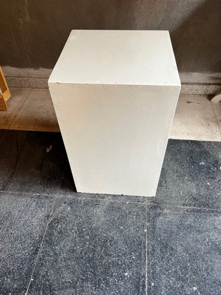 Varios cajones de madera de diferentes medidas.