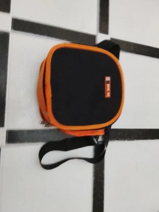 Nevera de bolso negra y naranja