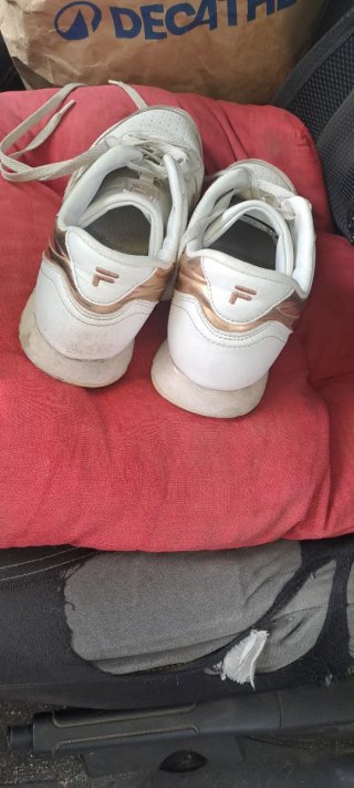 Zapatillas Fila Blancas y Doradas Talla 40