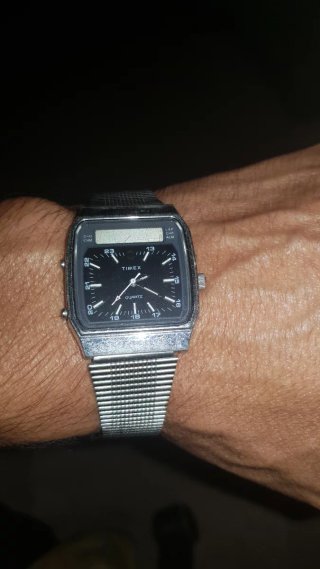 Reloj Timex Q 1982. Anadigi Negro y Plateado