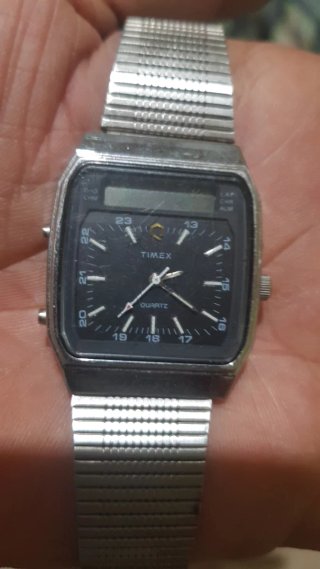 Reloj Timex Q 1982. Anadigi Negro y Plateado