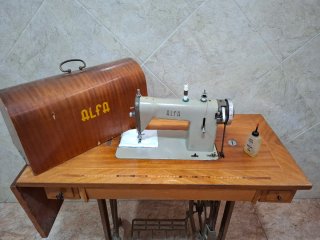 Máquina de coser Alfa vintage