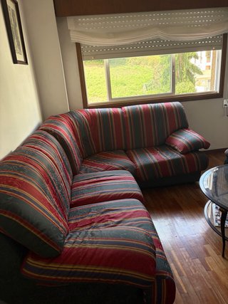 Sofá Chaiselongue Tela Rayas con puf a juego