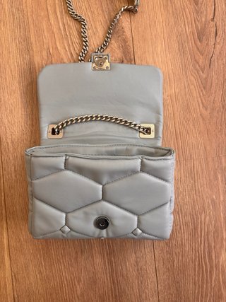 Bolso polipiel gris con tachuelas