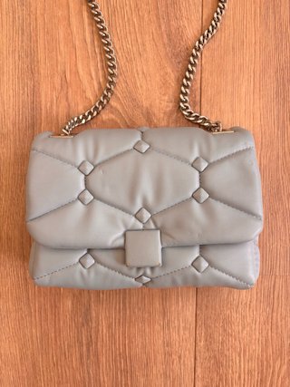 Bolso polipiel gris con tachuelas