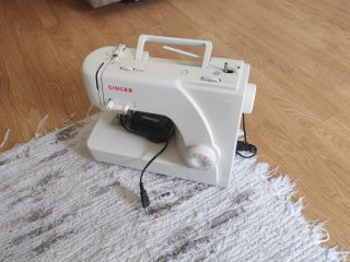 Máquina de coser Singer blanca