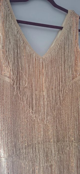 Vestido dorado con flecos y lentejuelas