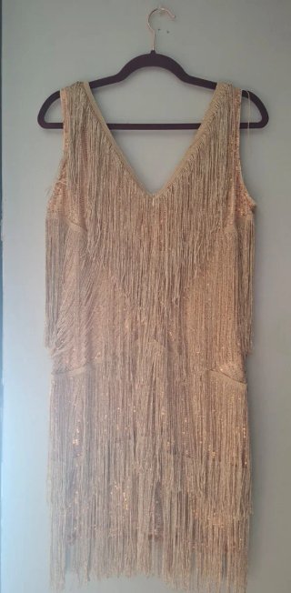 Vestido dorado con flecos y lentejuelas