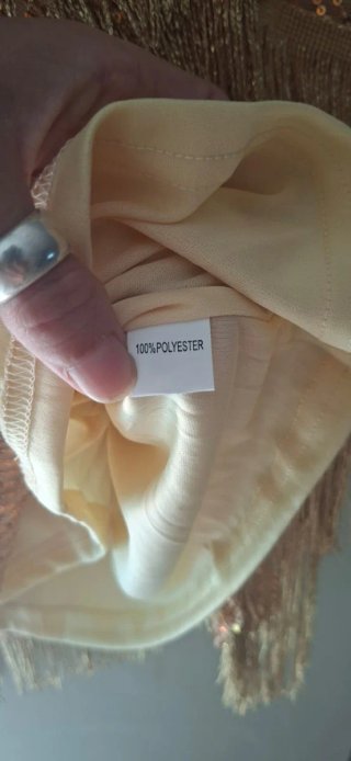 Vestido dorado con flecos y lentejuelas