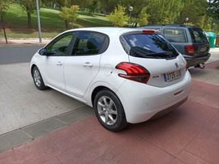 Peugeot 208 1.2i 82cv