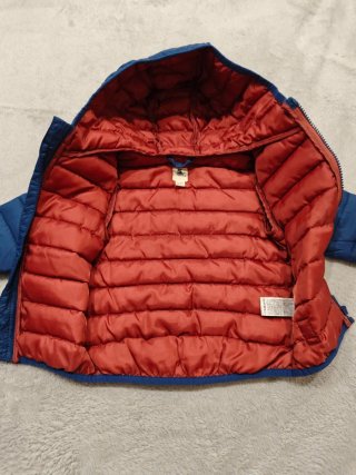 Chaqueta infantil azul con capucha marca Sfera