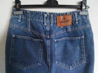 Falda vaquera "Lizwear" recta clásica, versátil.
