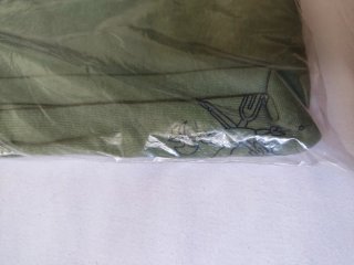Camiseta verde militar con escudo 60