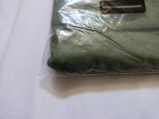 Camiseta verde militar con escudo 60
