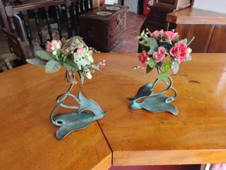 Pareja figuras latón flores