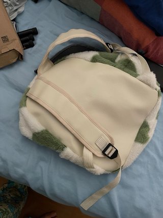 Mochila de pelo blanco y verde