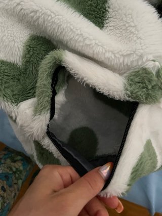 Mochila de pelo blanco y verde