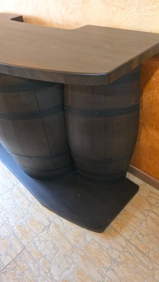 Barra de bar y 5 taburetes de madera