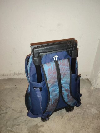 Mochila con ruedas y estampado