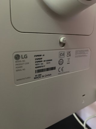 Monitor LG 4K, Alfombrilla, Altoparlante e Tastiera