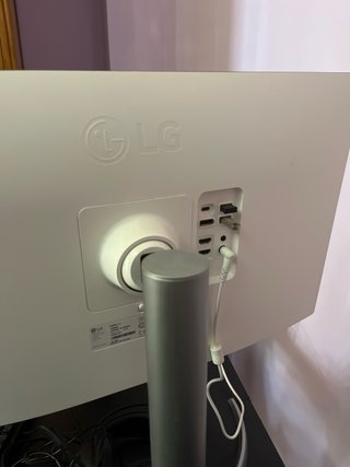 Monitor LG 4K, Alfombrilla, Altoparlante e Tastiera
