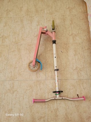 Patinete infantil rosa y blanco