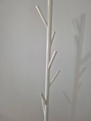 Perchero de pie blanco