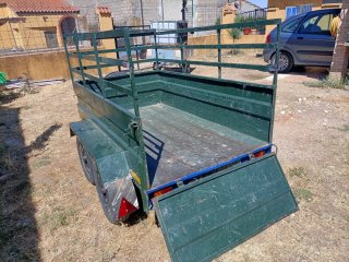 Remolque verde con rueda de repuesto