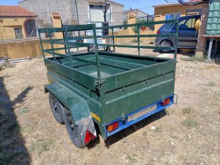 Remolque verde con rueda de repuesto
