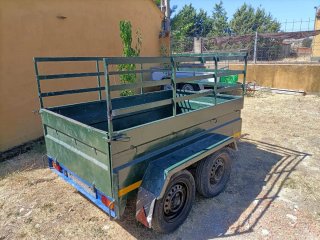 Remolque verde con rueda de repuesto