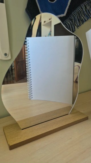 Espejo de sobremesa con base de madera