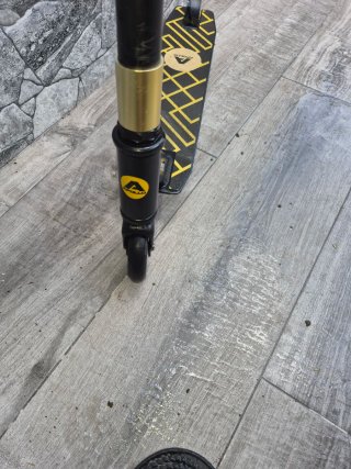 Patinete PRO SCOOTER dorado y negro