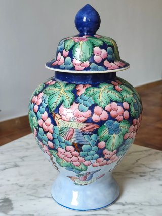 Vaso cinese blu con uva e uccelli