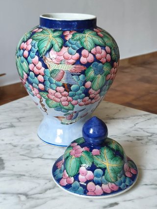 Vaso cinese blu con uva e uccelli