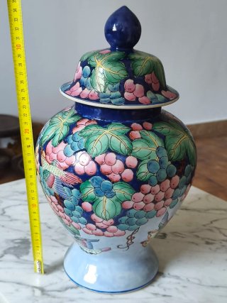 Vaso cinese blu con uva e uccelli