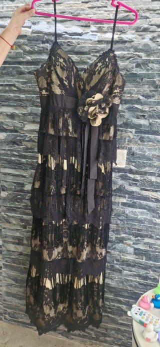 Vestido de fiesta negro y beige con encaje