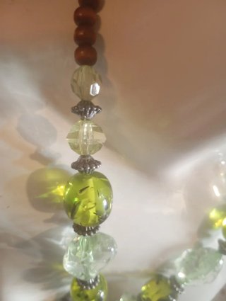 Collana con perle verdi e marroni