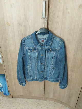 Chaqueta vaquera azul.