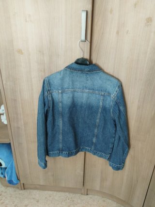 Chaqueta vaquera azul.