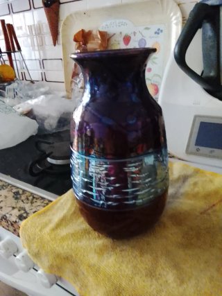 Jarrón de cerámica morado y marrón