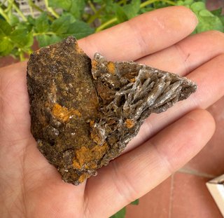 Mineral con cristales grises y óxido