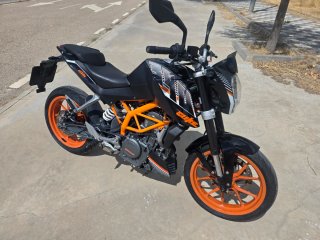 KTM Duke 390 Negra y Naranja