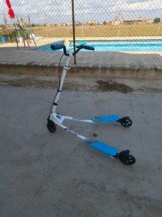 Patinete en V blanco y azul