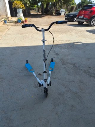 Patinete en V blanco y azul