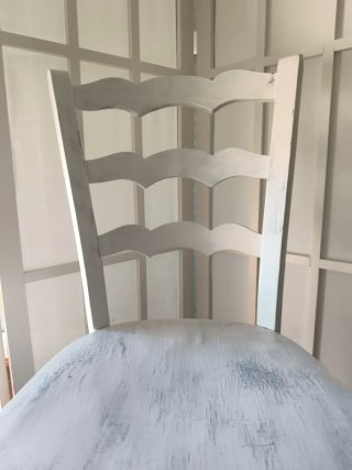 Silla de madera blanca estilo vintage