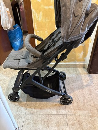 Carro de bebé gris