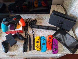Nintendo Switch + 4 Joy-Con + Mando Pro