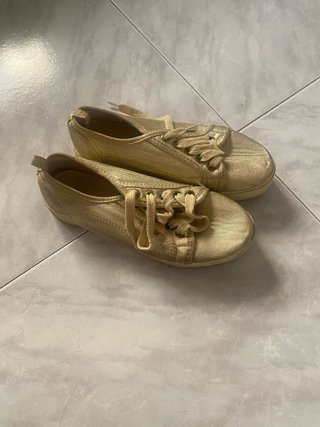 Deportivas doradas