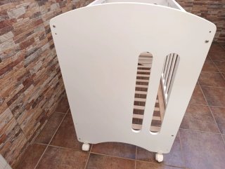 Cuna de bebé blanca con osito